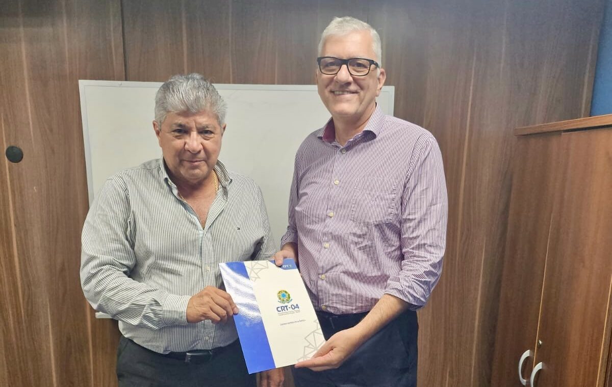 Presidente do CRT-04 com diretor de ciência, tecnologia e inovação de ensino superior do Paraná