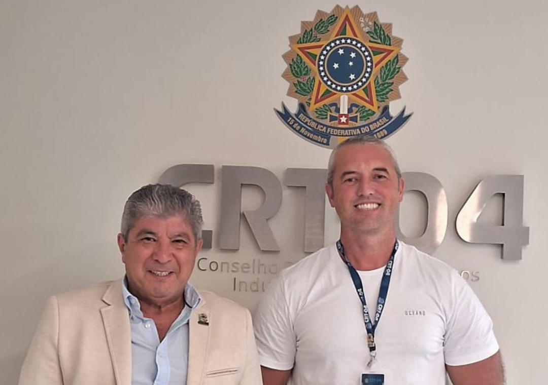 Presidente do CRT-04 junto ao novo colaborador