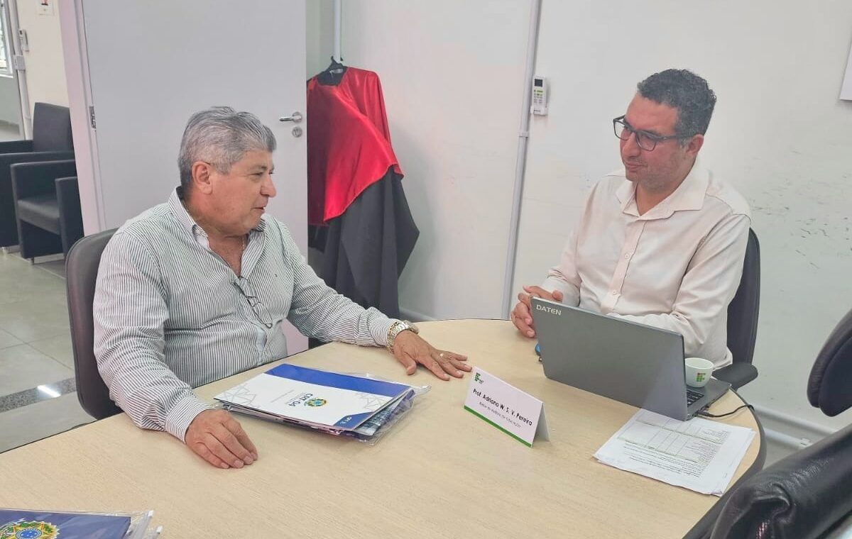 Reunião entre membros do IFPR e CRT-04